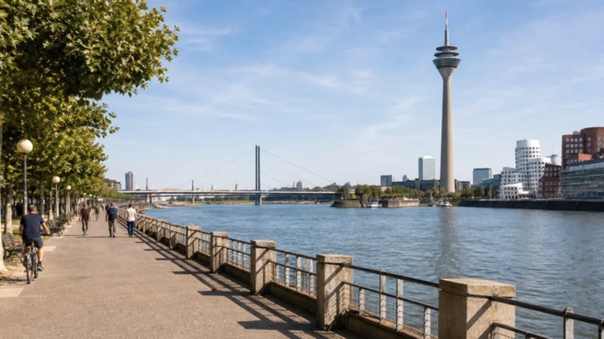 Sommerlicher Blick auf den Rhein und die Promenade in Düsseldorf im Juli